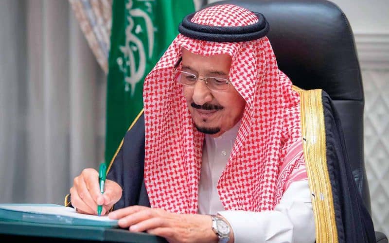 صور قديمة للملك سلمان بعمر 18 عاماً اشعلت السعودية
