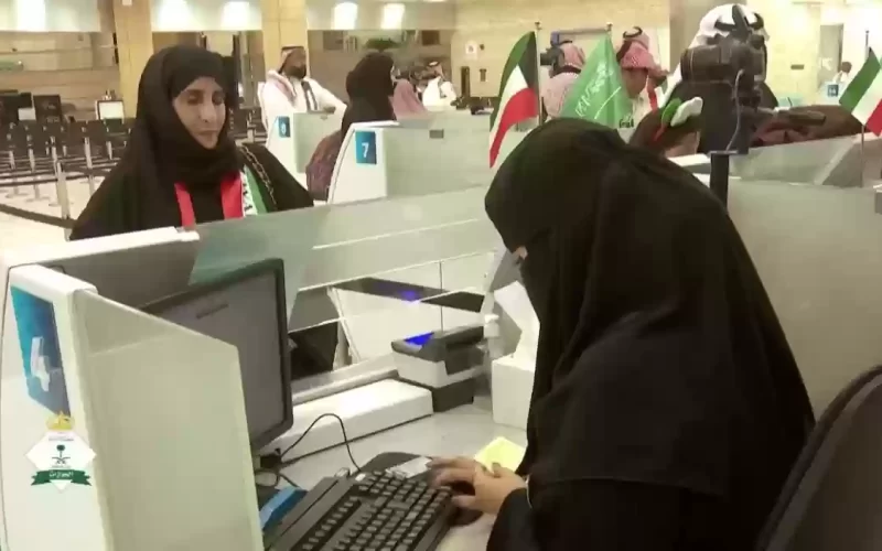 مبالغ خيالية تتقاضاها موظفة الجوازات السعودية للنساء ..تفاصيل اكثر