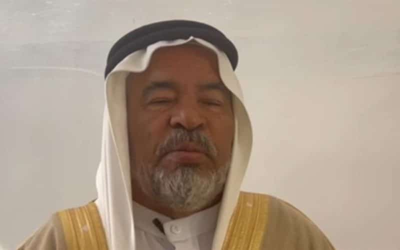 بالفيديو ..مسن سعودي يتجاوز العادات والتقاليد بفعله هذا الشي الغريب