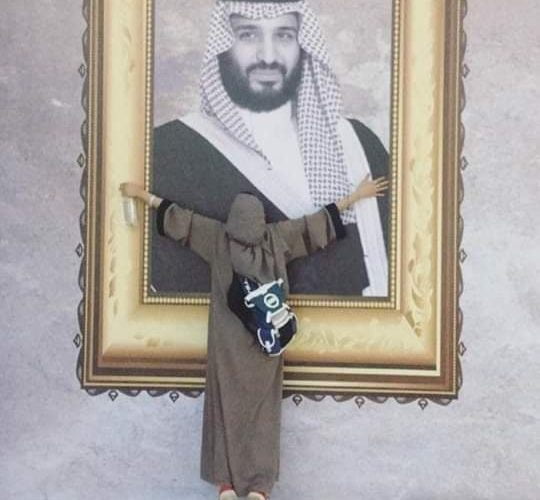 كيف رد الأمير محمد بن سلمان على فتاة سعودية تجاوزت جميع حراسته وركضت نحو سيارته وهي تنادي “بابا محمد”