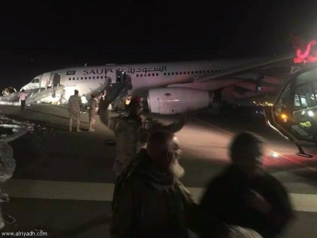 كادت طائرة سعودية  تتحول إلى كتل من الحطام بعد أن اشتعلت إحدى عجلاتها عند الهبوط..فيديو