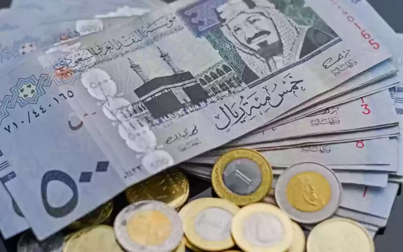 انهيار جنوني للجنيه المصري أمام الريال السعودي.. تعرف على أسعار الصرف الآن في بنوك مصر