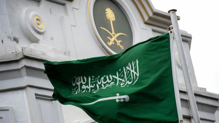 تحذير عاجل لجميع الوافدين في السعودية قرار الترحيل مباشرة لمن يخالف هذه القوانين الجديدة