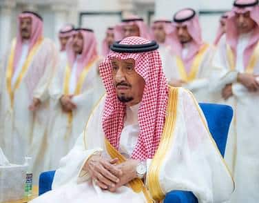 من كان بجوار العاهل السعودي الملك سلمان أثناء صلاة عيد الفطر 2023؟ شاهد الصور التي أثلجت صدور الشعب السعودي