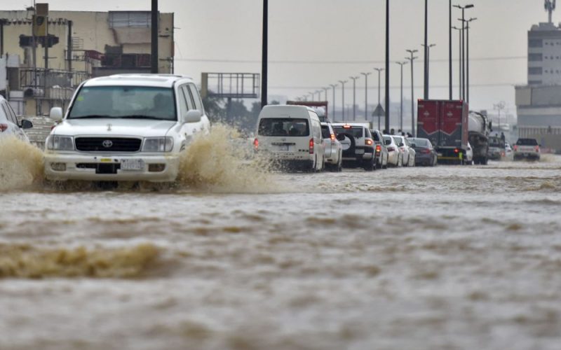 منها مكة.. الأرصاد والدفاع المدني يحذران من أمطار غزيرة وتساقط برد ورياح هابطة شديدة السرعة في 7 مناطق حتى الجمعة