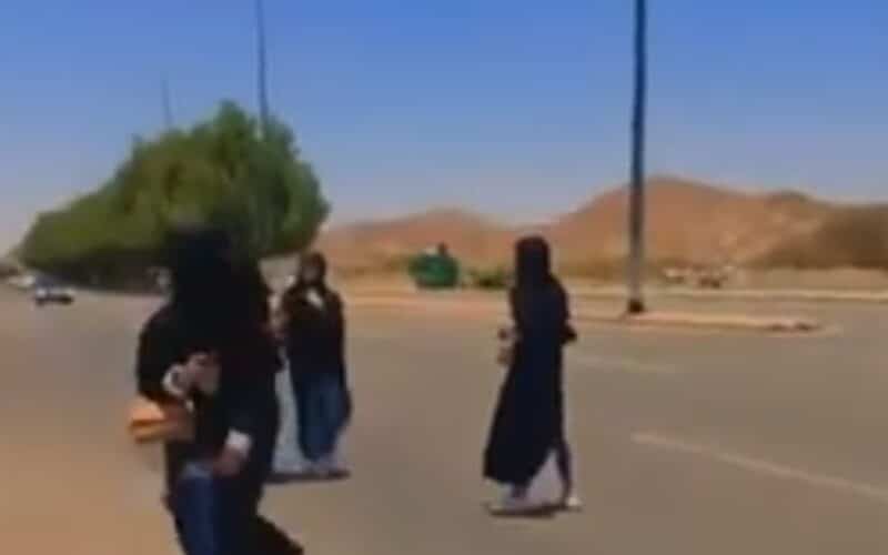 بـ عباءات مفتوحة تكشف الملابس الداخلية.. طالبات سعوديات يفعلن شيئاً مخجل أثناء خروجهن من الجامعة (شاهد الفيديو)