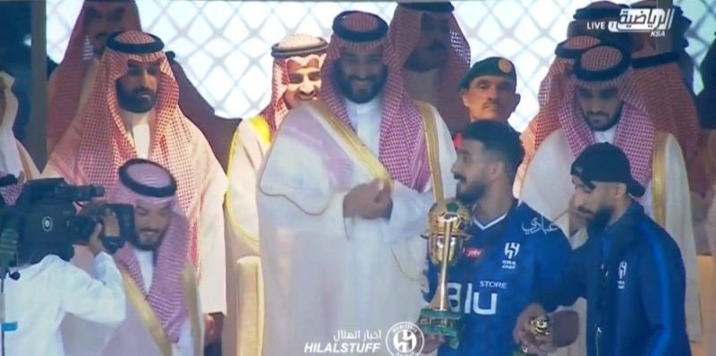 شاهد ما الذي حدث لرئيس نادي الهلال السعودي عندما وقف أمام محمد بن سلمان أثناء تتويج الفريق بلقب كأس الملك _فيديو