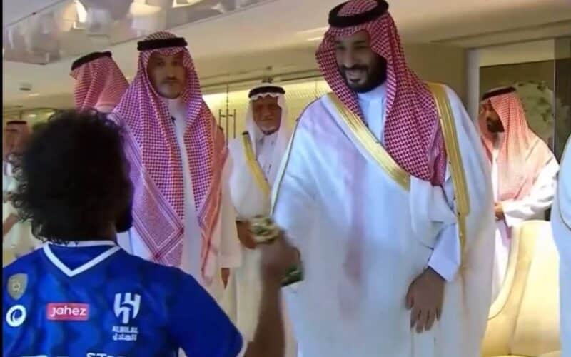 “هذا هو القائد الإنسان”.. لن تصدقوا ماذا قال ولي العهد السعودي للاعب الهلال ياسر الشهراني أثناء تسليمه الجائزة بعد التتويج بكأس الملك!! فيديو