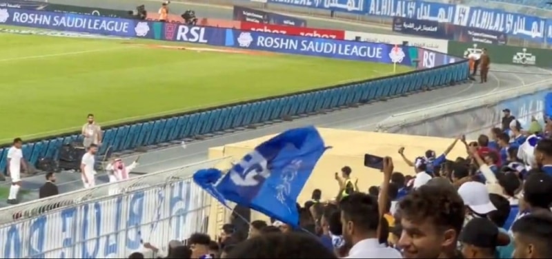 بالفيديو.. شاهد “العيب الأسود” الذي ارتكبته جماهير الهلال السعودي عقب انتهاء مواجهتهم مع الإتحاد (لقطة صادمة لم تبثها شاشات التلفاز)