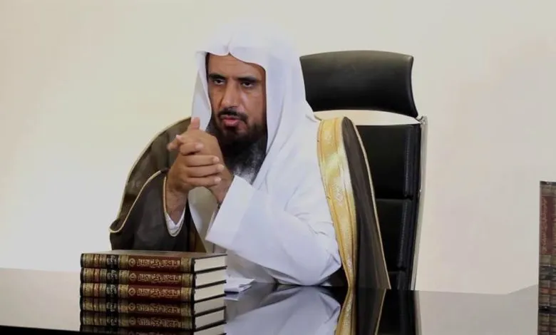 بالفيديو.. مفتي سعودي كبير يثير الجدل حول جواز الصلاة بملابس فيها صور