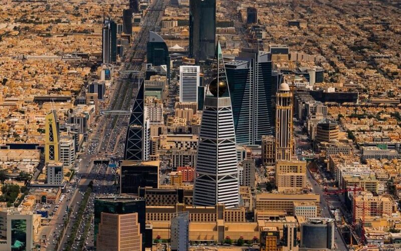 لأول مرة.. السعودية تقرر إعفاء المغتربين من شروط السعودة بهذه المدن في المملكة