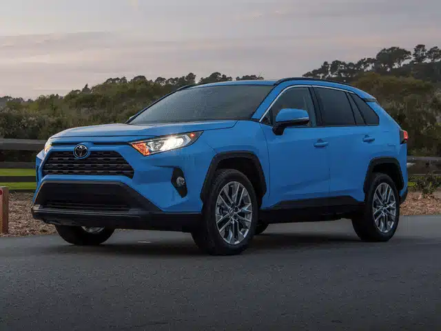 سيارات تويوتا RAV4 2019 شبه جديدة بالسوق السعودي عائلية بأداء جيد وأسعار مميزة جداً