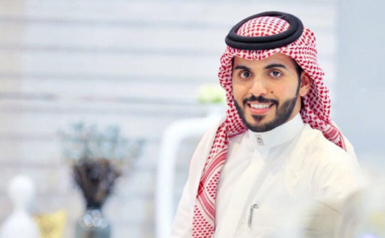 شاهد: المشهور السعودي غازي الذيابي يهدي مغترب يمني 30 ألف ريال بعد تسمية ابنه بإسمه.. فيديو