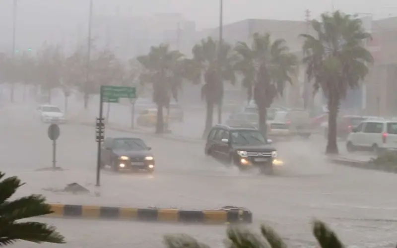 حتى الـ 8 مساءً: الدفاع المدني يحذر من أمطار ورياح على هذه المناطق السعودية.. منها العاصمة المقدسة