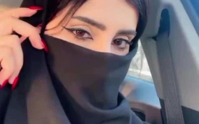 سعودية تصبح نار على علم بعدما اقتحمت هذه المهنة الخاصة بالرجال.. شاهد