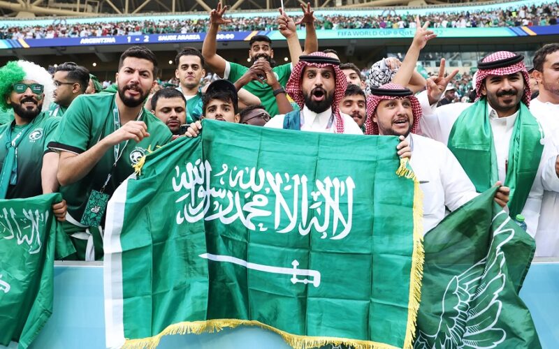 إسرائيلي يطالب ببيت في السعودية والجنسية السعودية مقابل دخولة للإسلام! شاهد ماذا فعل به السعوديين!