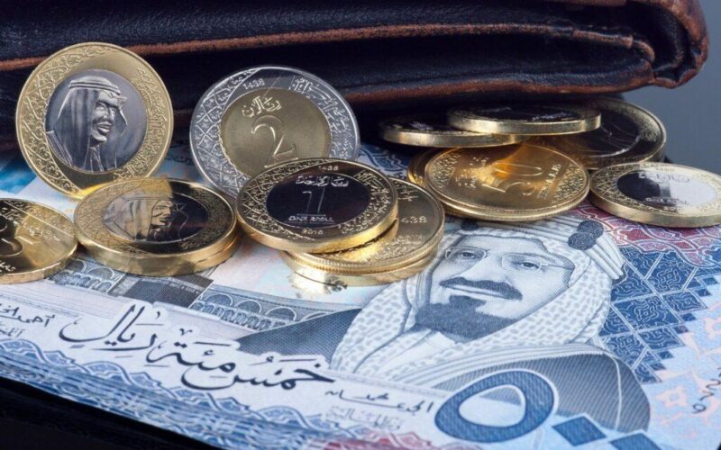 فاجعة وصدمة يتلاقها الشعب المصري عندما وصل سعر الريال السعودي الى هذا الحد المبالغ مقابل الجنيه !