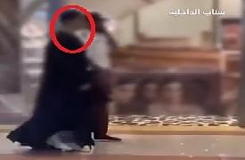 شاهد الفيديو كاملاً  للحظة الإطاحة بمقيم مصري متنكر يرتدي عباءة نسائية في مركز تجاري بـالخبر