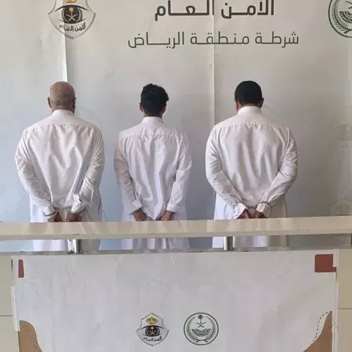 شاهد كيف اعتدى 3 سعوديين بالضرب على مقيم من هذه الجنسية في الرياض.. وكيف تعامل معهم الأمن