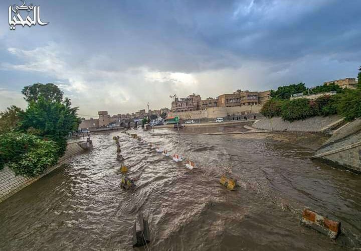 شاهد بالصور.. السيول تغرق هذه المدينة وتشيل حركة السير نهائياً !