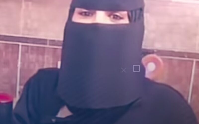 ظهر الفساد في البر والبحر واقترب خروج المسيح الدجال.. فتاة سعودية تستعرض جسدها في بث مباشر على التيك توك من أجل عيون شاب مصري وسيم!! اتفرج قبل الحذف