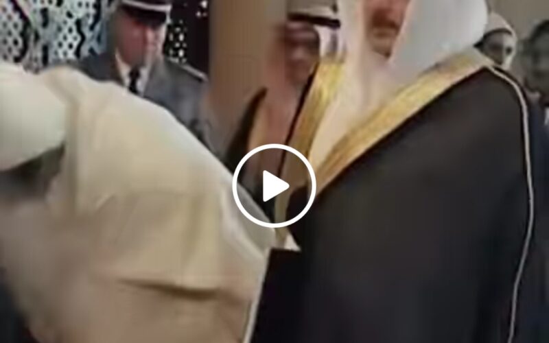 بالفيديو.. شاهد ردة فعل الملك المغربي محمد السادس بعد أن رفض السفير السعودي الإنحناء له!