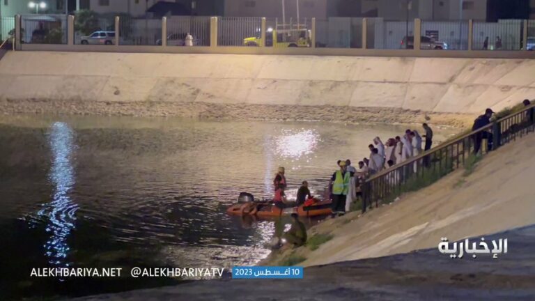 شاهد بالفيديو: لحظة عثور فريق الدفاع المدني على طفل بحادثة غرق في الأحساء