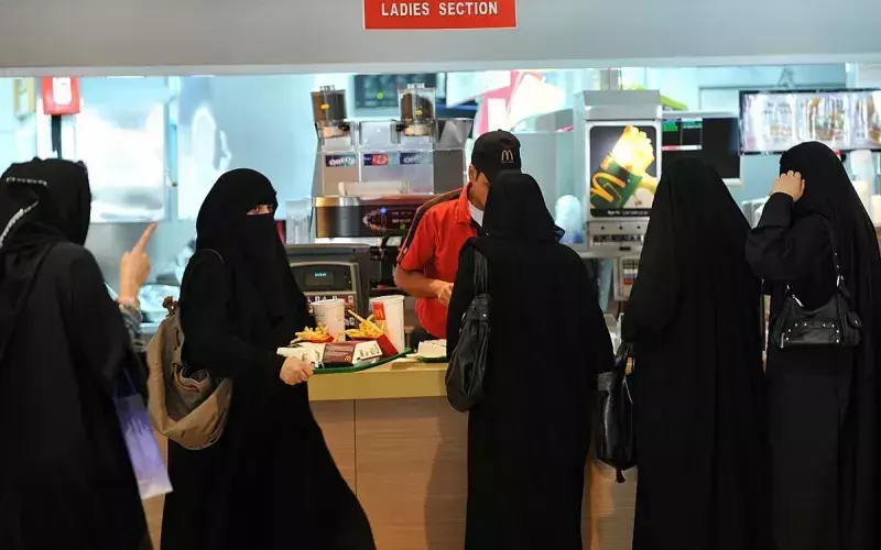 قرارات هامة وعاجلة تصدرها الهيئة العامة للغذاء في السعودية حول المطاعم والكافيهات