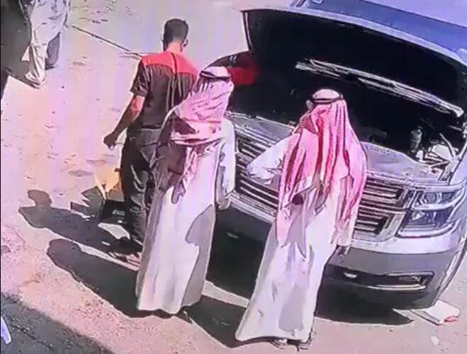 بالفيديو لحظة سرقة مقيم لمركبة مواطن سعودي أثناء انشغاله بصيانتها بكل بجاحة
