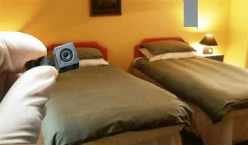 شاهد: رجل سعودي يضع كاميرا مراقبة سرية بغرفة زوجته وما شاهده جعله ينهار على الفور من شدة الصدمة!!
