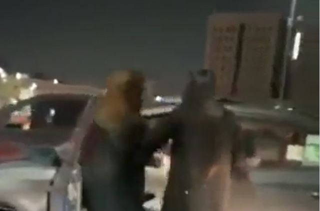 الفيديو كاملاً لإعتداء فتاتين على شاب داخل سيارته بأحد الأسواق السعودية