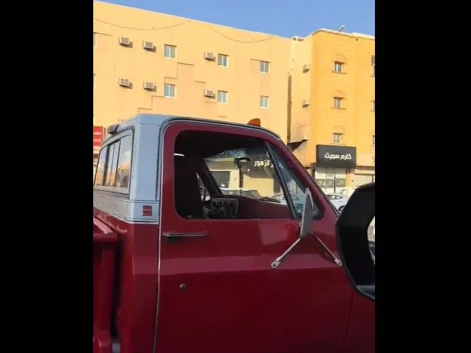 شاهد كيف تعرضت فتاة سعودية تقود سيارة جمس بهبهاني للتحرش بصحبة صديقاتها