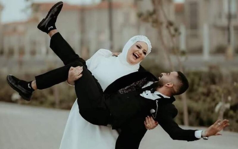 عروسة سورية تحمل زوجها أثناء جلسة تصوير كأنها مصارعة…شاهد رد فعل العريس(صور)