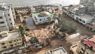 شاهد ..أمواج البحر تلفظ جثث ضحايا الفيضانات بعد يومين من الغرق في ليبيا!