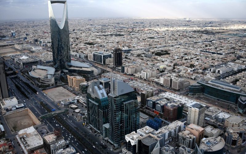 دون رحمة…السعودية تحقق مع مئات المتهمين بقضايا الفساد والرشوة !
