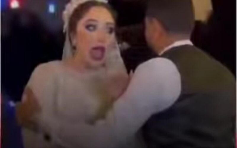 شاهد بالفيديو.. عروس سعودية تهرب على زوجها من حفل الزفاف بسبب هذا الموقف الغريب!