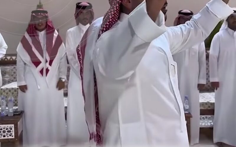 مفاجأة لم تكن في الحسبان ..شاهد ماذا أهدى شاب سعودي إخوته الخمسة وكيف كانت ردة فعلهم غير متوقعة!