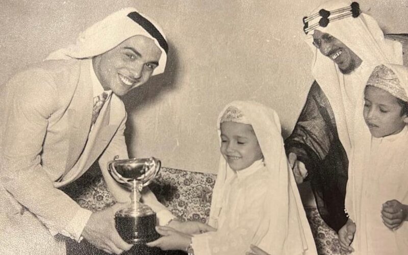 الأعلى مشاهدة في السعودية: صور قديمة للملك سعود والملك حسين يسلمان كؤوس مباراة كرة القدم قبل 70 عام
