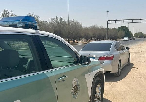 السعودية: مقيم عربي يرتكب مخالفة بمنتصف الطريق وبلا ذرة خجل امام مرئى المرور بالرياض