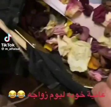 فيديو لعريس سعودي يحصل على هدية غير متوقعة من صديقة ليلة دخلته اثارت الدهشة والاستغراب.. شاهد