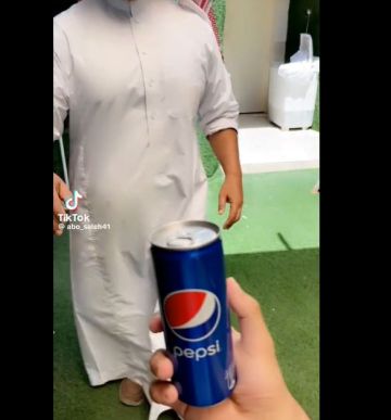 سعودي يحصل على شهره كبيرة بسرعة البرق بسبب فتح علب البيبسي بطريقة غريبة.. شاهد الفيديو
