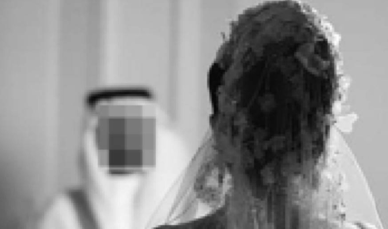 عريس سعودي يكتشف ليلة دخلته أن عروسته ليست عذراء وحامل فعاقبها بطريقة لاتخطر على بال!! فيديو