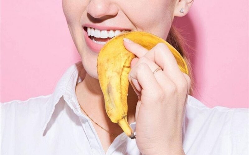 لن تتخلص من قشور الموز ابداً من اليوم بعد ان تعرف كيفية استخدامه لتبييض الأسنان بـ 3 أيام