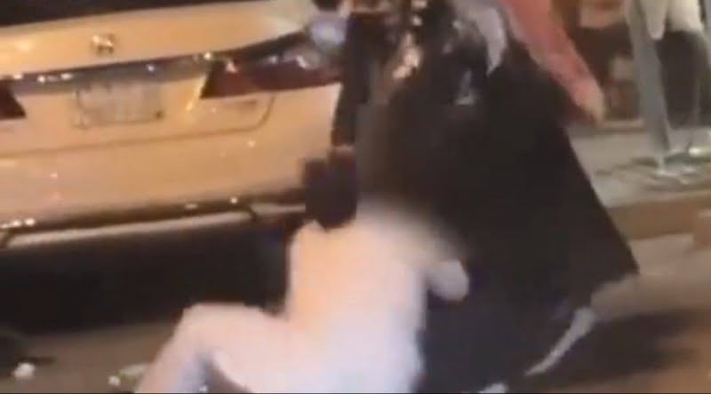 بالفيديو فتاة سعودية تعتدي على شاب بعد ان تحرش بها في مكان عام وتسقطه على الأرض وتصيبه بإصابات بالغة.. شاهد