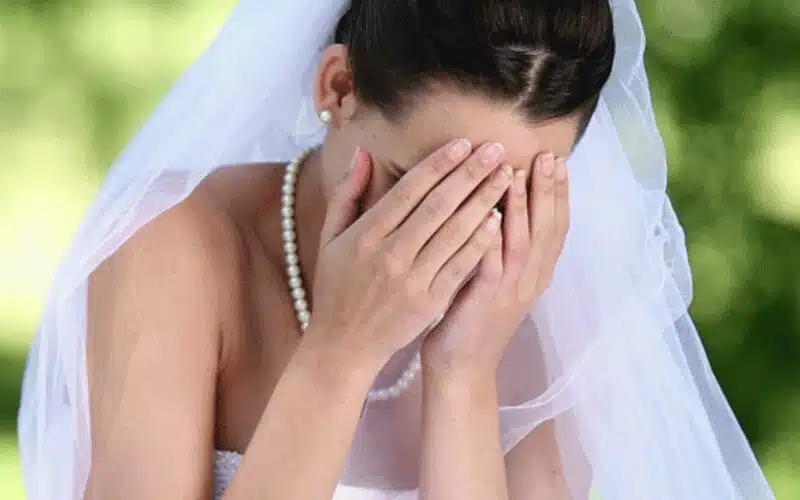 شاهد بالفيديو عروس سعودية تكشف سبب طلاقها ليلة الدخلة ورجوعها لبيت اهلها بفستان الزفاف