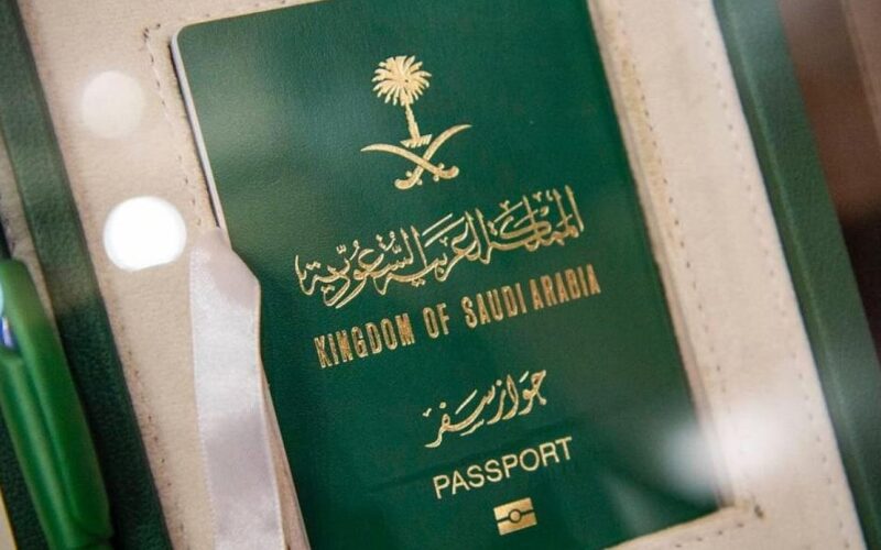الجوازات السعودية توجه تحذير أخير لحاملي تأشيرة الزيارة وتدعوهم لتنفيذ هذا الأمر عبر منصة أبشر خلال 7 أيام