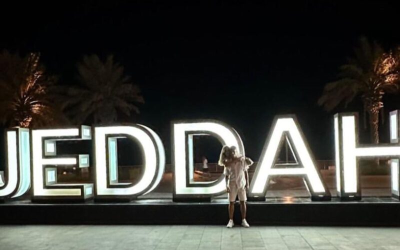 شاهد: نجم الأهلي السعودي يحمل زوجته على ظهره في كورنيش جدة وجمالها يثير جنون المتابعين
