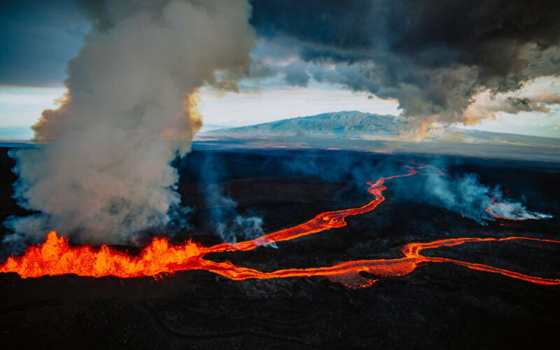الأكثر نشاطاً في العالم.. مشهد مخيف لثوران بركان كيلاويا بهاواي..شاهد