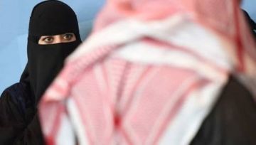 فيديو غريب لفتاة سعودية تطلب الطلاق من زوجها فجأة بعد عودتها من السوق
