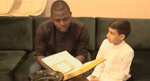 شاهد بالفيديو .. شاب اوغندي يعتنق الإسلام والسبب طفل سعودي .. ما القصة ؟!